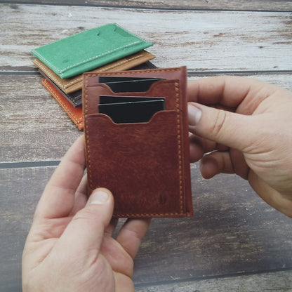 Handgefertigtes minimalistisches Lederkartenetui – Café Noir