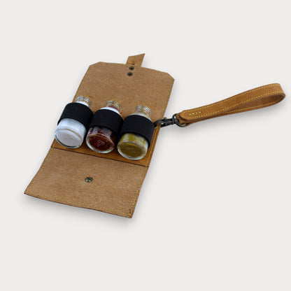 Leder Camping-Gewürzhalter – 3 Glasflaschen | Mit Korkverschluss, mit Trageschlaufe